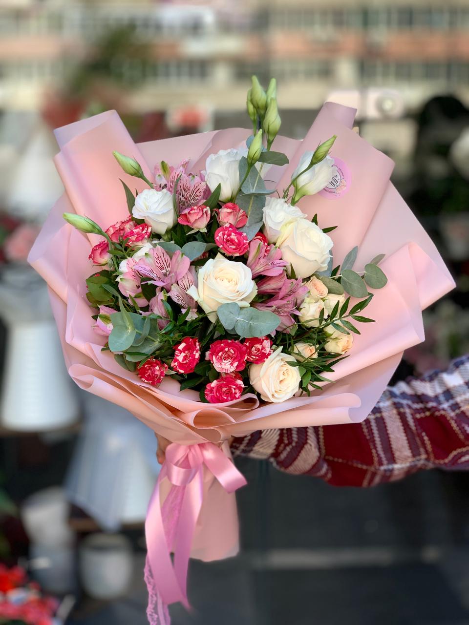 Buchet Mixt cu Trandafiri Lisianthus Alb si Alstroemeria The Bloom  Room Bucuresti